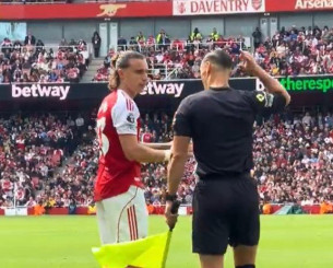 Ο επόπτης μαθαίνει... μπαλίτσα τον Καλαφιόρι (video) Ο επόπτης μαθαίνει... μπαλίτσα τον Καλαφιόρι (video)