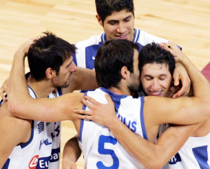 «To μεγαλύτερο σουτ στην ιστορία του Eurobasket»: Η FIBA θυμήθηκε το τρίποντο του Διαμαντίδη (video)