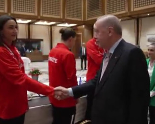 Σάλος στην Τουρκία: Αθλήτρια της Εθνικής βόλεϊ γύρισε την πλάτη στον Ερντογάν