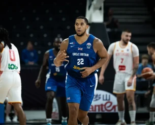 Βλέπει τον Μάιλς Χέσον η Μύκονος