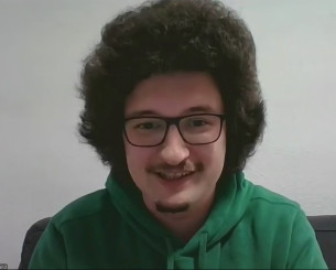 Ο viral οπαδός της Γιουνάιτεντ που δεν κουρεύεται δέχθηκε επίθεση με αφορμή τα μαλλιά του (video)