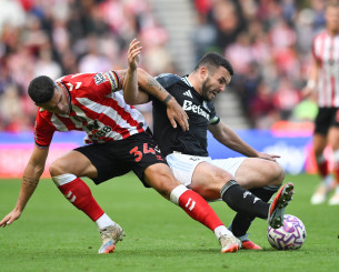 Όρθια με 10 παίκτες η Σάντερλαντ κόντρα στην Άστον Βίλα - Ισοπαλία ανάμεσα σε Μπόρνμουθ και Νιούκαστλ