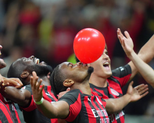 O Ενκουκού σκόραρε το πρώτο του γκολ με τη Μίλαν και φούσκωσε το... κλασσικό μπαλόνι (video)