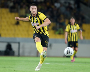 Ο κόσμος της ΑΕΚ στέκεται δίπλα στην ομάδα - Το χειροκρότημα και τα συνθήματα για Πιερό και Γιόβιτς