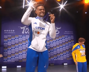 Συγκίνηση στην απονομή του ασημένιου μεταλλίου στον Καραλή (video)