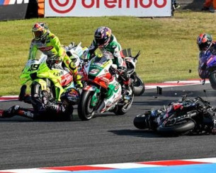 Εσπευσμένα στο νοσοκομείο ο πρωταθλητής του Moto GP έπειτα από πτώση - Έφυγε από την πίστα με ελικόπτερο (video)