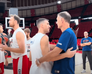 Θερμή υποδοχή των διεθνών του Ολυμπιακού στο ΣΕΦ (video)