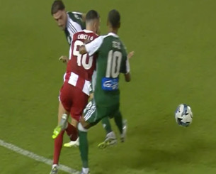 Η φάση που ζήτησε πέναλτι ο Ολυμπιακός αλλά δόθηκε κίτρινη κάρτα (video)