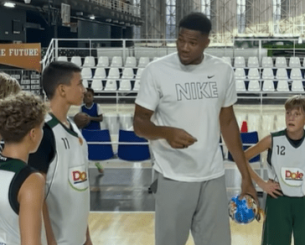 Ο Γιάννης Αντετοκούνμπο επισκέφθηκε και παρακολούθησε προπόνηση των ακαδημιών του Παναθηναϊκού (video)