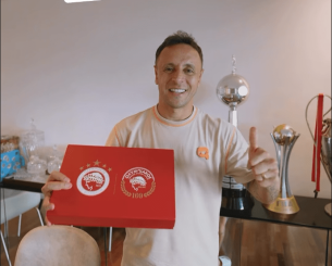 «Ευχαριστώ κ. Μαρινάκη» - Το ξεχωριστό δώρο που έλαβε ο Ραφίνια από τον Ολυμπιακό (video)