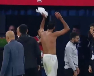 Παίκτης αποβλήθηκε και πέταξε τη φανέλα του, όμως το VAR του... την γύρισε πίσω (video)