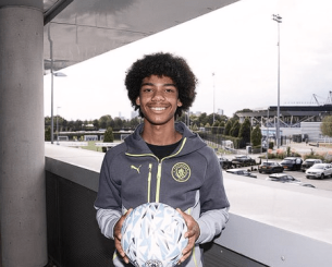 Απίθανο και όμως αληθινό: Η Μάντσεστερ Σίτι έδωσε 500.000 ευρώ για έναν επιθετικό... 14 ετών (video + photo) Απίθανο και όμως αληθινό: Η Μάντσεστερ Σίτι έδωσε 500.000 ευρώ για έναν επιθετικό... 14 ετών (video + photo)