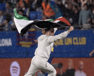 Oπαδός εισέβαλε στον αγωνιστικό χώρο με σημαία της Παλαιστίνης στο Μπαρτσελόνα - Χετάφε (video)