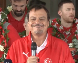 Ξέσπασε σε κλάματα ο Αταμάν κατά τη διάρκεια της υποδοχής της αποστολής της Τουρκίας (video) Ξέσπασε σε κλάματα ο Αταμάν κατά τη διάρκεια της υποδοχής της αποστολής της Τουρκίας (video)