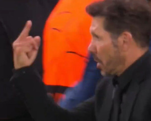 Έξαλλος ο Σιμεόνε, τσακώθηκε με οπαδούς κι έκανε χειρονομίες στο «Anfield» (video)