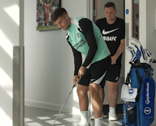 Ο Τζίμας... γκολφέρ - Το βίντεο της Μπράιτον με τον Έλληνα φορ να παίζει μίνι γκολφ