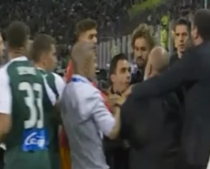 Πιάστηκαν στα χέρια Τζαβέλλας-Καραπαπάς στη Λεωφόρο