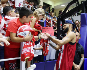 «Τρέλα» στη Ρόδο για χάρη του Φουρνιέ, σειρές για ένα αυτόγραφό του - Το video του Athletiko