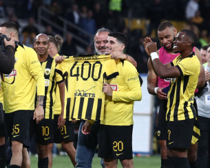 Αποθέωση για Μάνταλο από τον κόσμο της ΑΕΚ - Ο Ηλιόπουλος του έδωσε τη φανέλα με το «400» (video)