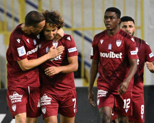 Όρθια η ΑΕΛ Novibet των 10 παικτών μέσα στο Περιστέρι