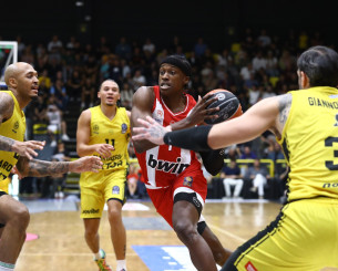 Το πρώτο καλάθι του Νιλικίνα με τη φανέλα του Ολυμπιακού (video)