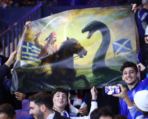 Το τρομερό πανό των Ελλήνων στην Σκωτία με τον Καραϊσκάκη απέναντι στο... τέρας του Λοκ Νες