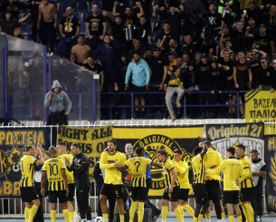 Παίκτες και κόσμος της ΑΕΚ έγιναν «ένα» μετά τη νίκη στο Περιστέρι