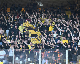 «Κιτρίνισε» το Τσέλιε - Πορεία των 1.800 οπαδών της ΑΕΚ προς το γήπεδο