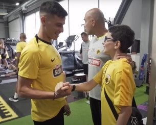 Η επίσκεψη του μικρού Μιχαήλ στο προπονητικό κέντρο της ΑΕΚ στα Σπάτα (video)