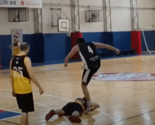 Σοκαριστικές εικόνες: Αθλητής ερασιτεχνικού πρωταθλήματος μπάσκετ ποδοπάτησε αντίπαλό του (video)