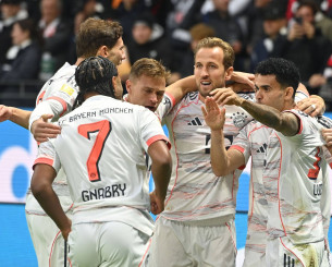 Η Μπάγερν νίκησε εύκολα την Άιντραχτ και έκανε το έξι στα έξι