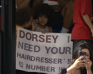 Πιτσιρίκι φαν του Ντόρσεϊ κάνει πλάκα για την αφάνα: «Πες μου το τηλέφωνο του κομμωτή σου» (video)