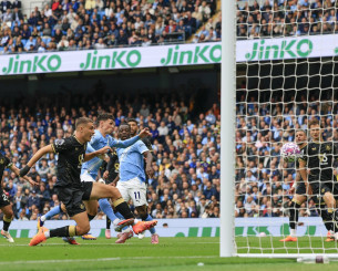 Με δύο αυτογκόλ σε ένα παιχνίδι, ο Εστίβ έκανε αρνητικό ρεκόρ στην Premier League (photo)