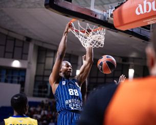 Η τριάδα-φωτιά της Εφές «καθάρισε» την Μακάμπι