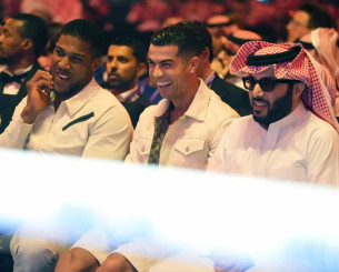 Ποιος είναι ο Σαουδάραβας δισεκατομμυριούχος που θέλει να τινάξει τη μπάνκα στον αέρα με την αγορά της Γιουνάιτεντ;