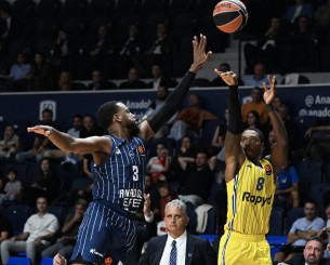 Ανησυχία στη Μακάμπι για τον Λόνι Γουόκερ - Χτύπησε πέφτοντας πάνω στον προπονητή της Εφες