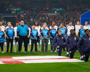 Συγκινητική στιγμή στο «Γουέμπλεϊ»: Οι παίκτες μπήκαν στο γήπεδο συνοδεία ατόμων με άνοια (video)