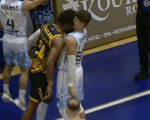 Ένταση στo Κολοσσός-ΑΕΚ: Ο Σίλβα κουτούλησε τον Γκαλβανίνι και αποβλήθηκε (video)