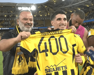 Η στιγμή που ο Μάριος Ηλιόπουλος δίνει τη φανέλα με το «400» στον Μάνταλο (video)