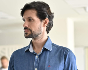 Ο Ορφέας Αυγουστίδης «κλέβει» την παράσταση με ατάκες... ΑΕΚ σε νέα σειρά (video)