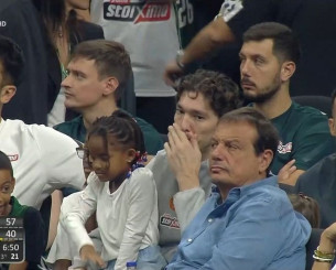 O Aταμάν και οι απόντες του Παναθηναϊκού παρακολούθησαν από τις κερκίδες το παιχνίδι με τον ΠΑΟΚ (video)