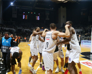 Έξαλλοι οι πανηγυρισμοί των παικτών του ΠΑΟΚ μετά την νίκη τους στο ντέρμπι της Θεσσαλονίκης (video)