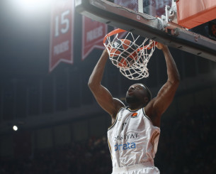 Ορεξάτος στο ΣΕΦ ο Καμπενγκέλε: Καρφώνει διαδοχικά στο καλάθι του Ολυμπιακού (video)