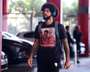 Ο Ντόρσεϊ με μπλουζάκι... Ντόρσεϊ - Το βίντεο του Athletiko από την άφιξή του στο ΣΕΦ