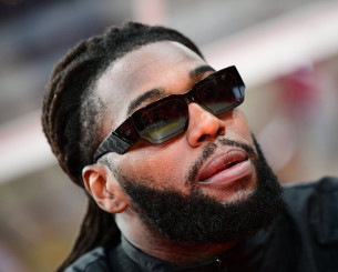 Καμουφλαρισμένος με κουκούλα ο Λεσόρ στο Σύνταγμα – Στάθηκε να δει τη φοιτητική πορεία (video)