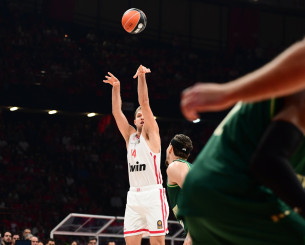 Το buzzer beater του Βεζένκοφ στο ημίχρονο του Ολυμπιακός - Παναθηναϊκός (video)