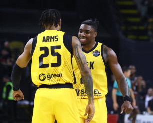 «Καθάρισε» τη Σολνόκι και έφυγε για... πρωτιά η ΑΕΚ