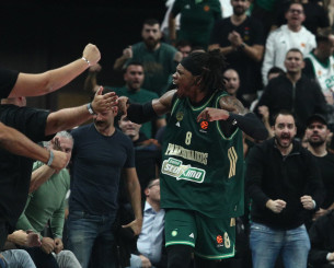 Τα κεράκια 32, οι πόντοι του 24: Ο Ρισόν Χολμς έκανε πάρτι γενεθλίων στο glass floor του «T-Center»