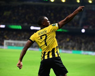 Μαγικό γκολ του Κουτέσα για το 6-0 της ΑΕΚ (video)