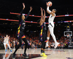 Στο WNBA γράφθηκε ιστορία: Το πρώτο buzzer beater κόντρα σε... παντρεμένο ζευγάρι (video)